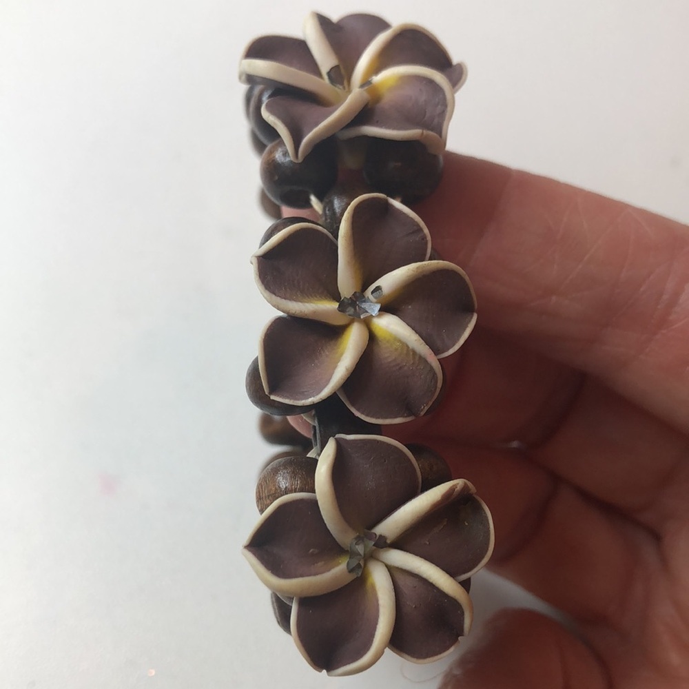 Brown and Cream Floral Beaded Hawaiian Plumeria Stretch Bracelet - Picture 4 of 9